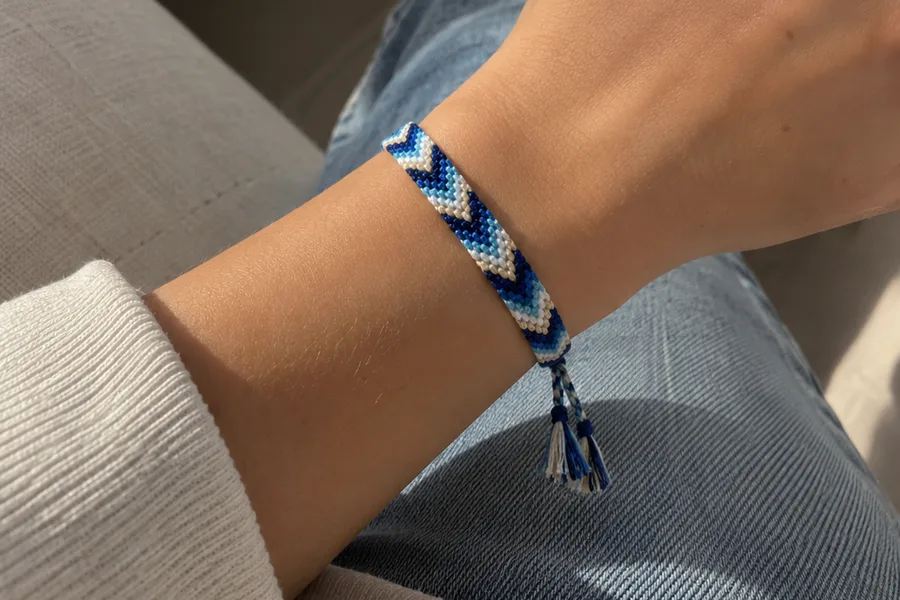 Bracelet brésilien en chevrons bleu marine, bleu et blanc porté au poignet