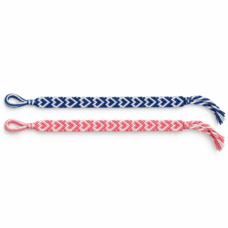 Deux bracelets brésiliens Hearts Love à motif de cœurs, l'un bleu marine et l'autre rose
